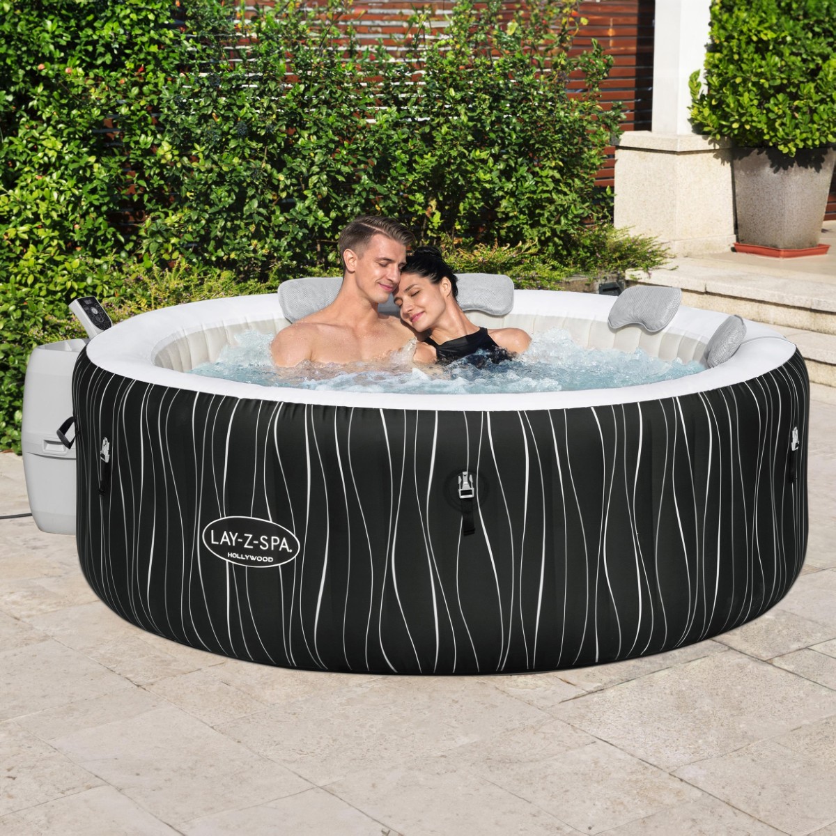 Para relaksująca się w SPA na tarasie. - ujęcie nr 3